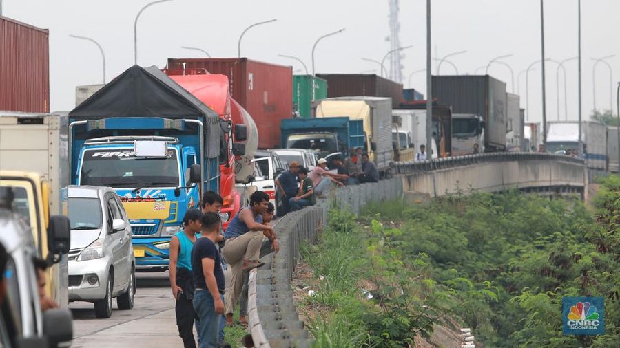 Sejumlah ratusan truk angkut industri dan kendaraan pribadi roda empat terjebak kemacetan di sepanjang tol Cibitung menuju akses masuk Kawasan Industri MM2100, Kab Bekasi, Jawa Barat, Kamis, (30/11/2023). (²©²ÊÍøÕ¾/Muhammad Sabki)