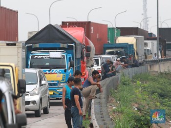 Macet Parah, Ratusan Truk Raksasa Terjebak di Tol Cibitung