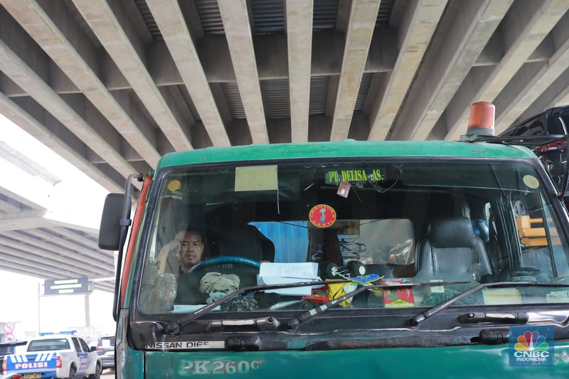 Sejumlah ratusan truk angkut industri dan kendaraan pribadi roda empat terjebak kemacetan di sepanjang tol Cibitung menuju akses masuk Kawasan Industri MM2100, Kab Bekasi, Jawa Barat, Kamis, (30/11/2023). (CNBC Indonesia/Muhammad Sabki)