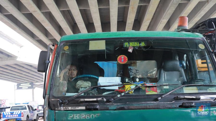 Sejumlah ratusan truk angkut industri dan kendaraan pribadi roda empat terjebak kemacetan di sepanjang tol Cibitung menuju akses masuk Kawasan Industri MM2100, Kab Bekasi, Jawa Barat, Kamis, (30/11/2023). (CNBC Indonesia/Muhammad Sabki)