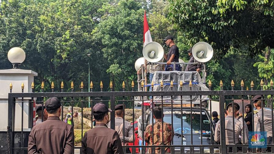 Sekelompok perwakilan masyarakat menggelar demo di depan kantor Kementerian PPN/Bappenas di Jalan Taman Suropati, Menteng, Jakarta Pusat, Kamis (30/11/2023). (CNBC Indonesia/Emir Yanwardhana)