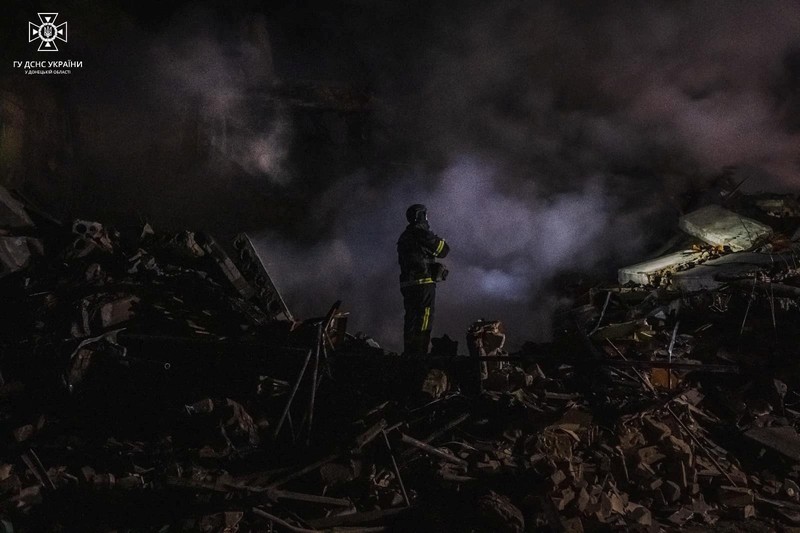 Tim penyelamat bekerja di lokasi bangunan tempat tinggal yang rusak berat akibat serangan rudal Rusia, di tengah serangan Rusia ke Ukraina, di kota Novohryhorivka, wilayah Donetsk, Ukraina 30 November 2023. (Press service of the State Emergency Service of Ukraine in Donetsk region/Handout via REUTERS)