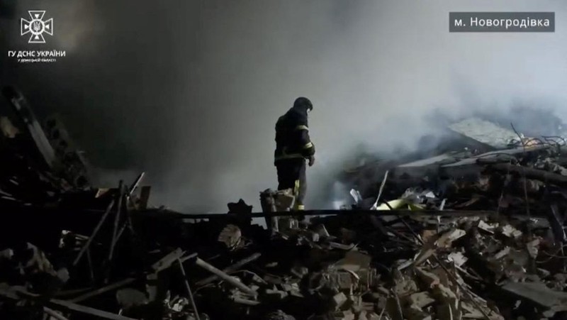Tim penyelamat bekerja di lokasi bangunan tempat tinggal yang rusak berat akibat serangan rudal Rusia, di tengah serangan Rusia ke Ukraina, di kota Novohryhorivka, wilayah Donetsk, Ukraina 30 November 2023. (Press service of the State Emergency Service of Ukraine in Donetsk region/Handout via REUTERS)
