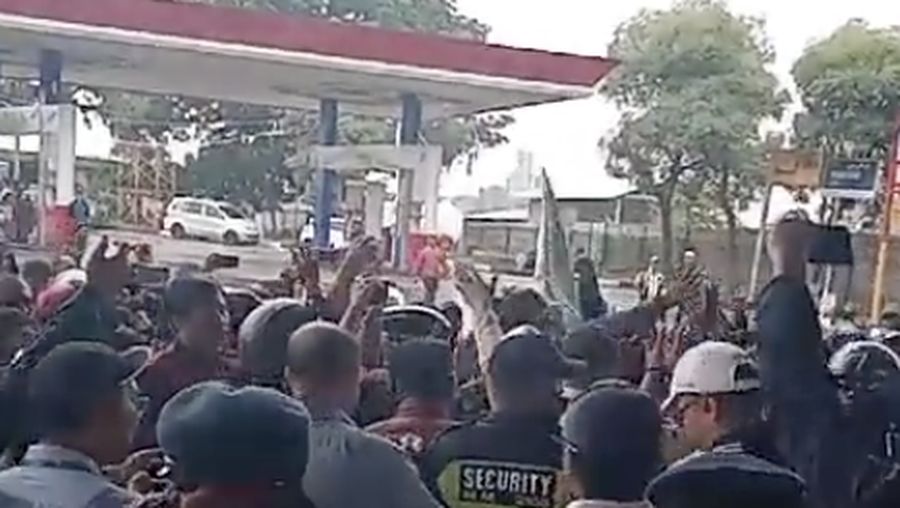 Suasana massa buruh bergerak aksi mogok nasional Kamis (30/11/2023). (X @TMCPoldaMetro)