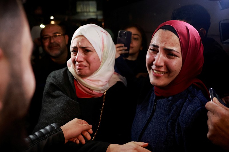 Tangis haru tahanan Palestina yang meninggalkan penjara militer Israel, Ofer, di tengah kesepakatan pertukaran sandera-tahanan antara Hamas dan Israel, di Ramallah di Tepi Barat. (REUTERS/Ammar Awad) Tangis haru tahanan Palestina yang meninggalkan penjara militer Israel, Ofer, di tengah kesepakatan pertukaran sandera-tahanan antara Hamas dan Israel, di Ramallah di Tepi Barat. (REUTERS/Ammar Awad)