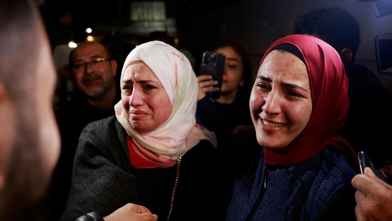 Tangis haru tahanan Palestina yang meninggalkan penjara militer Israel, Ofer, di tengah kesepakatan pertukaran sandera-tahanan antara Hamas dan Israel, di Ramallah di Tepi Barat. (REUTERS/Ammar Awad)