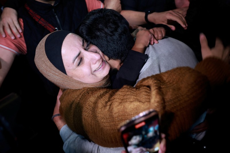 Tangis haru tahanan Palestina yang meninggalkan penjara militer Israel, Ofer, di tengah kesepakatan pertukaran sandera-tahanan antara Hamas dan Israel, di Ramallah di Tepi Barat. (REUTERS/Ammar Awad) Tangis haru tahanan Palestina yang meninggalkan penjara militer Israel, Ofer, di tengah kesepakatan pertukaran sandera-tahanan antara Hamas dan Israel, di Ramallah di Tepi Barat. (REUTERS/Ammar Awad)