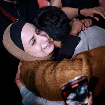 Potret Tahanan Palestina Dibebaskan Israel Bertemu Keluarga