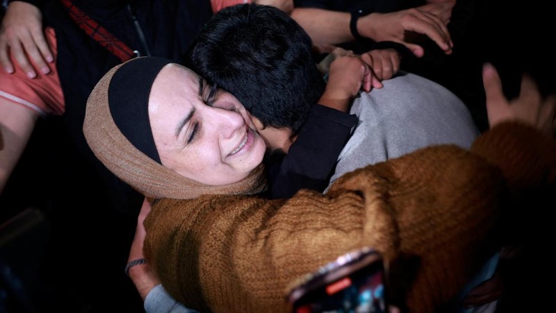 Tangis haru tahanan Palestina yang meninggalkan penjara militer Israel, Ofer, di tengah kesepakatan pertukaran sandera-tahanan antara Hamas dan Israel, di Ramallah di Tepi Barat. (REUTERS/Ammar Awad)