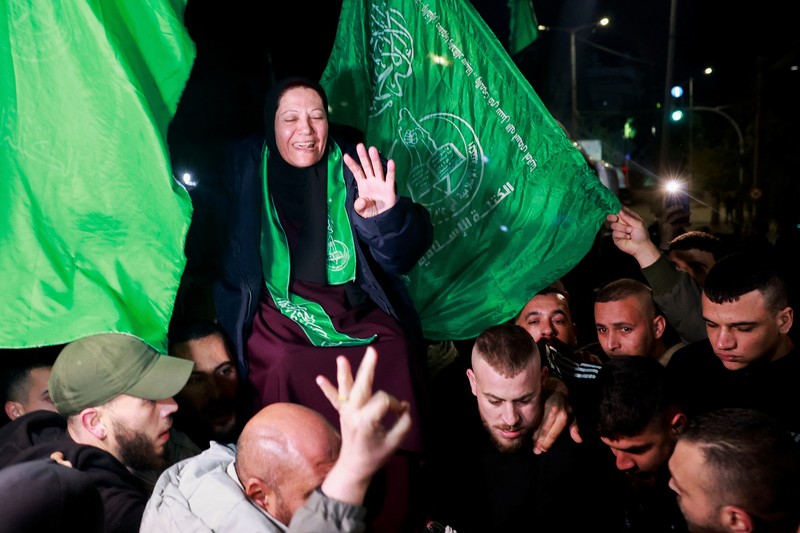 Tangis haru tahanan Palestina yang meninggalkan penjara militer Israel, Ofer, di tengah kesepakatan pertukaran sandera-tahanan antara Hamas dan Israel, di Ramallah di Tepi Barat. (REUTERS/Ammar Awad) Tangis haru tahanan Palestina yang meninggalkan penjara militer Israel, Ofer, di tengah kesepakatan pertukaran sandera-tahanan antara Hamas dan Israel, di Ramallah di Tepi Barat. (REUTERS/Ammar Awad)