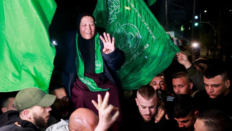 Tangis haru tahanan Palestina yang meninggalkan penjara militer Israel, Ofer, di tengah kesepakatan pertukaran sandera-tahanan antara Hamas dan Israel, di Ramallah di Tepi Barat. (REUTERS/Ammar Awad)