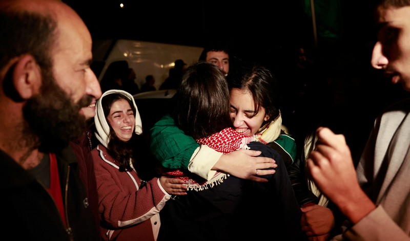 Tangis haru tahanan Palestina yang meninggalkan penjara militer Israel, Ofer, di tengah kesepakatan pertukaran sandera-tahanan antara Hamas dan Israel, di Ramallah di Tepi Barat. (REUTERS/Ammar Awad) Tangis haru tahanan Palestina yang meninggalkan penjara militer Israel, Ofer, di tengah kesepakatan pertukaran sandera-tahanan antara Hamas dan Israel, di Ramallah di Tepi Barat. (REUTERS/Ammar Awad)