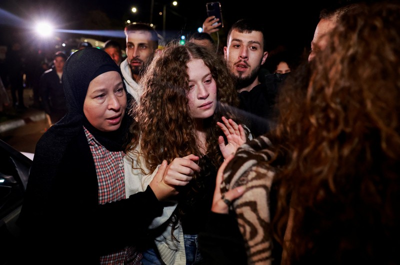 Tangis haru tahanan Palestina yang meninggalkan penjara militer Israel, Ofer, di tengah kesepakatan pertukaran sandera-tahanan antara Hamas dan Israel, di Ramallah di Tepi Barat. (REUTERS/Ammar Awad) Tangis haru tahanan Palestina yang meninggalkan penjara militer Israel, Ofer, di tengah kesepakatan pertukaran sandera-tahanan antara Hamas dan Israel, di Ramallah di Tepi Barat. (REUTERS/Ammar Awad)