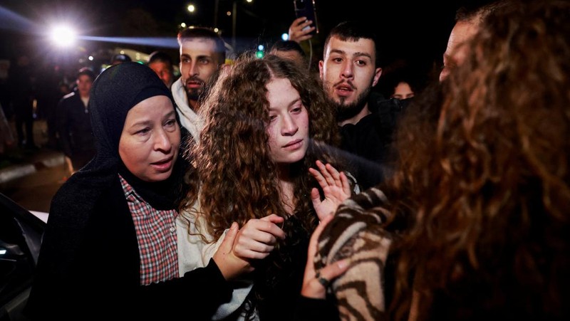 Tangis haru tahanan Palestina yang meninggalkan penjara militer Israel, Ofer, di tengah kesepakatan pertukaran sandera-tahanan antara Hamas dan Israel, di Ramallah di Tepi Barat. (REUTERS/Ammar Awad)