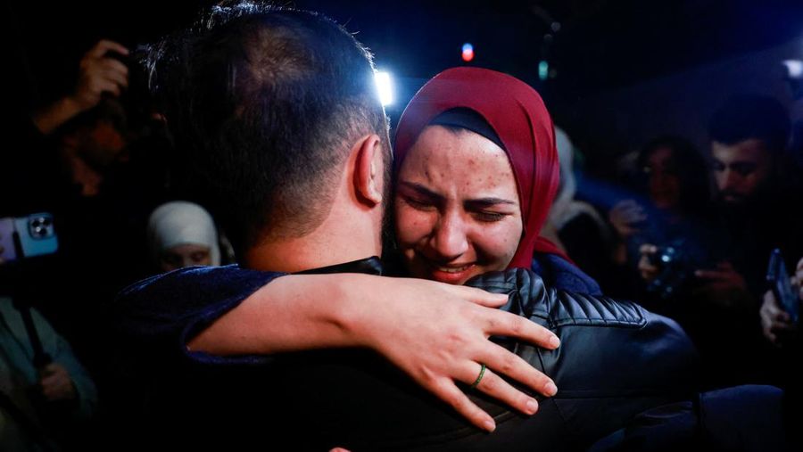 Tangis haru tahanan Palestina yang meninggalkan penjara militer Israel, Ofer, di tengah kesepakatan pertukaran sandera-tahanan antara Hamas dan Israel, di Ramallah di Tepi Barat. (REUTERS/Ammar Awad)