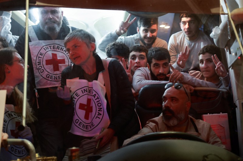 Tangis haru tahanan Palestina yang meninggalkan penjara militer Israel, Ofer, di tengah kesepakatan pertukaran sandera-tahanan antara Hamas dan Israel, di Ramallah di Tepi Barat. (REUTERS/Ammar Awad) Tangis haru tahanan Palestina yang meninggalkan penjara militer Israel, Ofer, di tengah kesepakatan pertukaran sandera-tahanan antara Hamas dan Israel, di Ramallah di Tepi Barat. (REUTERS/Ammar Awad)