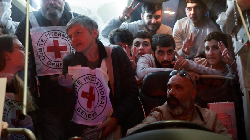 Tangis haru tahanan Palestina yang meninggalkan penjara militer Israel, Ofer, di tengah kesepakatan pertukaran sandera-tahanan antara Hamas dan Israel, di Ramallah di Tepi Barat. (REUTERS/Ammar Awad)