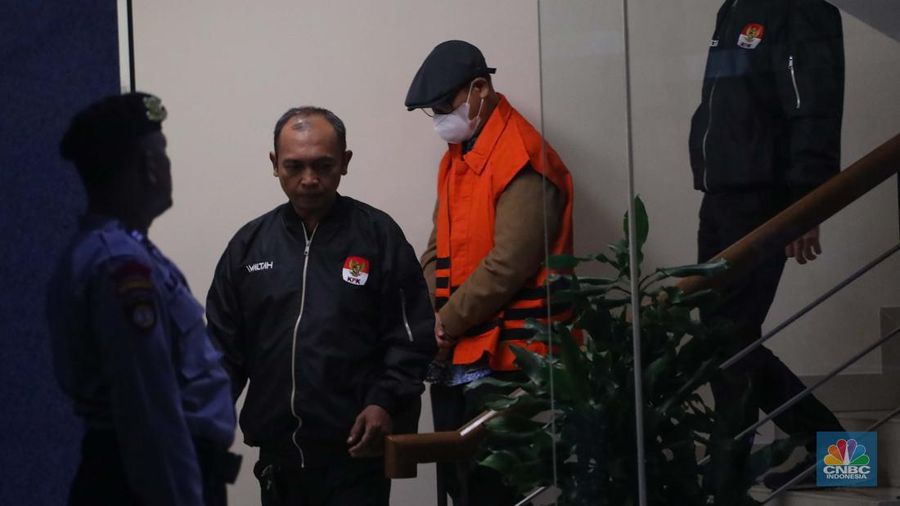 Tersangka Hakim Agung Nonaktif Gazalba Saleh dihadirkan saat konferensi pers kasus gratifikasi dan Tindak Pidana Pencucian Uang (TPPU) di gedung Merah Putih KPK, Jakarta, Kamis (30/11/2023). (CNBC Indonesia/Faisal Rahman)