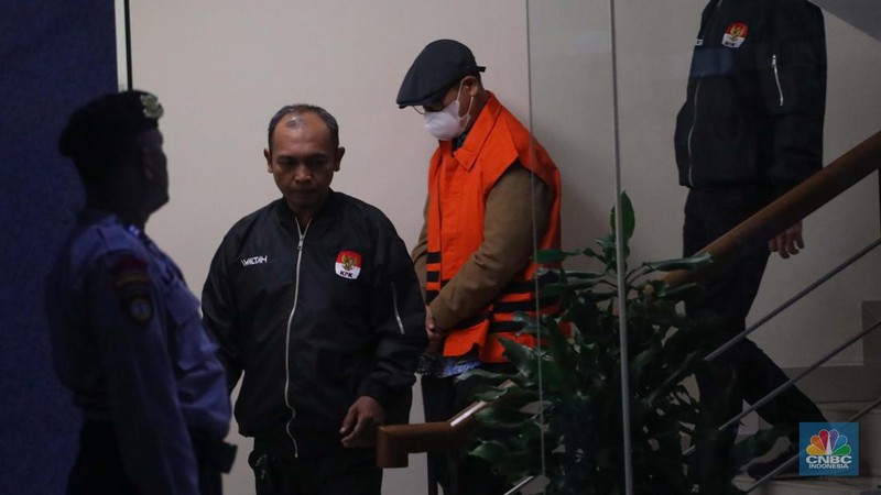 Tersangka Hakim Agung Nonaktif Gazalba Saleh dihadirkan saat konferensi pers kasus gratifikasi dan Tindak Pidana Pencucian Uang (TPPU) di gedung Merah Putih KPK, Jakarta, Kamis (30/11/2023). (CNBC Indonesia/Faisal Rahman)
