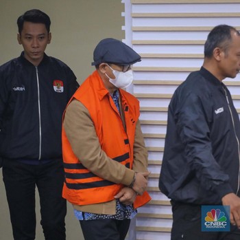 Sorot Wajah Hakim Agung Gazalba yang Tertunduk Diborgol KPK