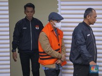 Sorot Wajah Hakim Agung Gazalba yang Tertunduk Diborgol KPK