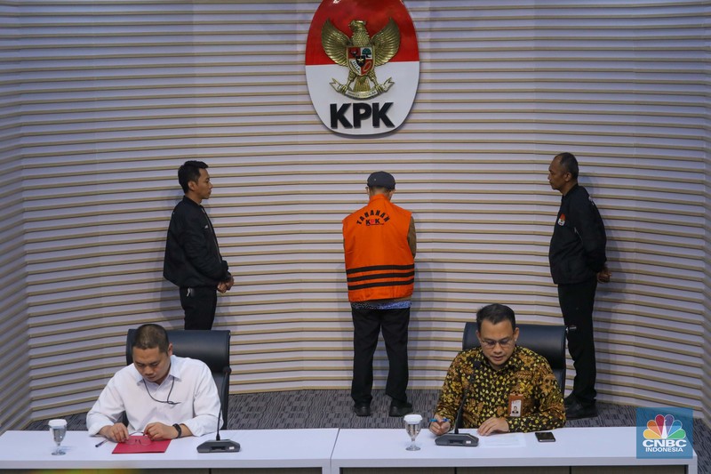 Tersangka Hakim Agung Nonaktif Gazalba Saleh dihadirkan saat konferensi pers kasus gratifikasi dan Tindak Pidana Pencucian Uang (TPPU) di gedung Merah Putih KPK, Jakarta, Kamis (30/11/2023). (CNBC Indonesia/Faisal Rahman)