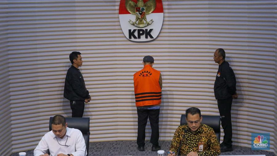Tersangka Hakim Agung Nonaktif Gazalba Saleh dihadirkan saat konferensi pers kasus gratifikasi dan Tindak Pidana Pencucian Uang (TPPU) di gedung Merah Putih KPK, Jakarta, Kamis (30/11/2023). (CNBC Indonesia/Faisal Rahman)