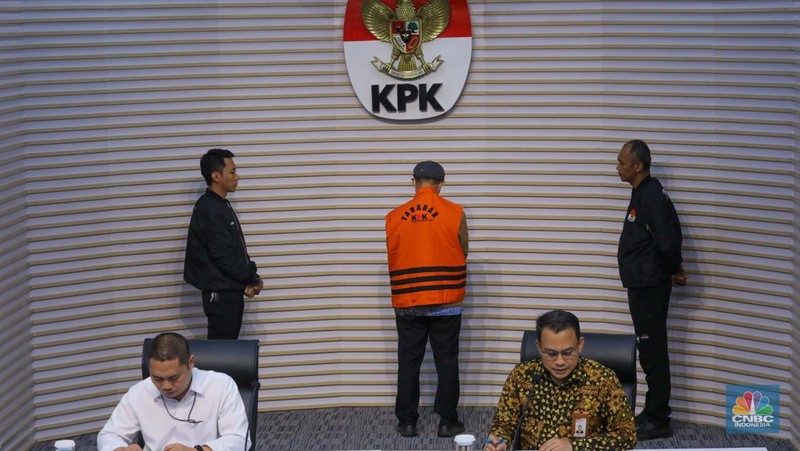 Tersangka Hakim Agung Nonaktif Gazalba Saleh dihadirkan saat konferensi pers kasus gratifikasi dan Tindak Pidana Pencucian Uang (TPPU) di gedung Merah Putih KPK, Jakarta, Kamis (30/11/2023). (CNBC Indonesia/Faisal Rahman)