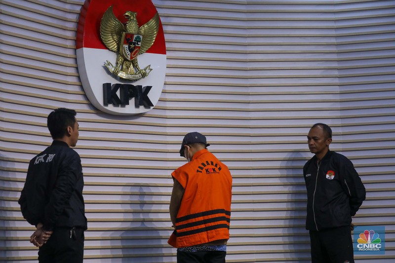 Tersangka Hakim Agung Nonaktif Gazalba Saleh dihadirkan saat konferensi pers kasus gratifikasi dan Tindak Pidana Pencucian Uang (TPPU) di gedung Merah Putih KPK, Jakarta, Kamis (30/11/2023). Tersangka Hakim Agung Nonaktif Gazalba Saleh dihadirkan saat konferensi pers kasus gratifikasi dan Tindak Pidana Pencucian Uang (TPPU) di gedung Merah Putih KPK, Jakarta, Kamis (30/11/2023). (CNBC Indonesia/Faisal Rahman)