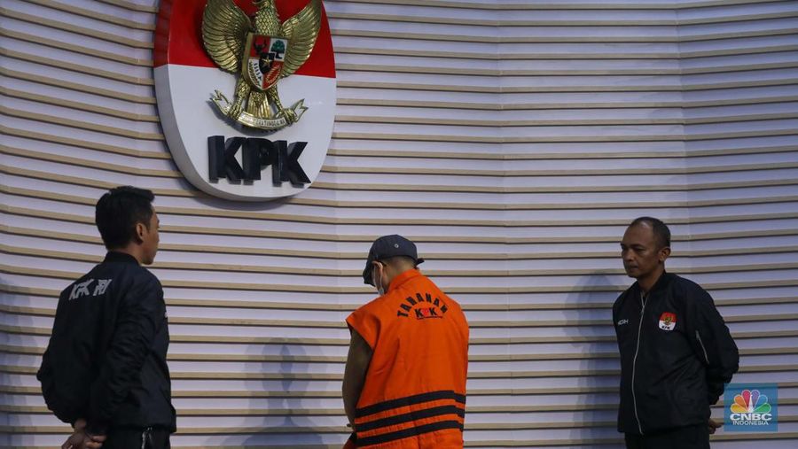 Tersangka Hakim Agung Nonaktif Gazalba Saleh dihadirkan saat konferensi pers kasus gratifikasi dan Tindak Pidana Pencucian Uang (TPPU) di gedung Merah Putih KPK, Jakarta, Kamis (30/11/2023). (CNBC Indonesia/Faisal Rahman)