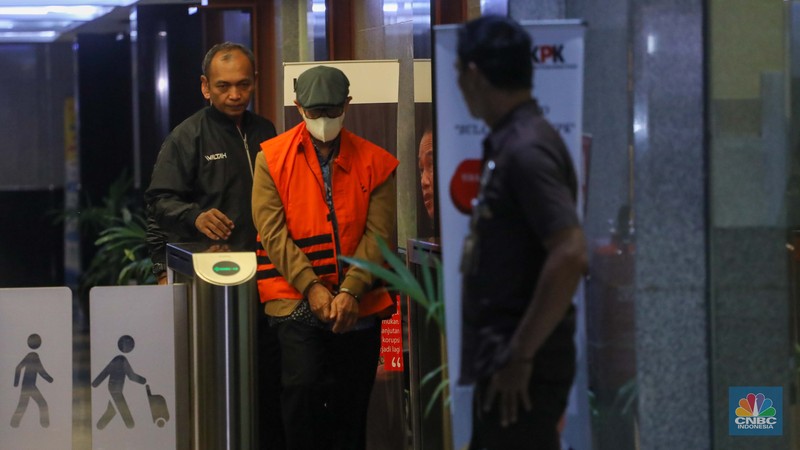 Tersangka Hakim Agung Nonaktif Gazalba Saleh dihadirkan saat konferensi pers kasus gratifikasi dan Tindak Pidana Pencucian Uang (TPPU) di gedung Merah Putih KPK, Jakarta, Kamis (30/11/2023). Tersangka Hakim Agung Nonaktif Gazalba Saleh dihadirkan saat konferensi pers kasus gratifikasi dan Tindak Pidana Pencucian Uang (TPPU) di gedung Merah Putih KPK, Jakarta, Kamis (30/11/2023). (CNBC Indonesia/Faisal Rahman)