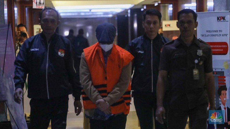 Tersangka Hakim Agung Nonaktif Gazalba Saleh dihadirkan saat konferensi pers kasus gratifikasi dan Tindak Pidana Pencucian Uang (TPPU) di gedung Merah Putih KPK, Jakarta, Kamis (30/11/2023). (CNBC Indonesia/Faisal Rahman)