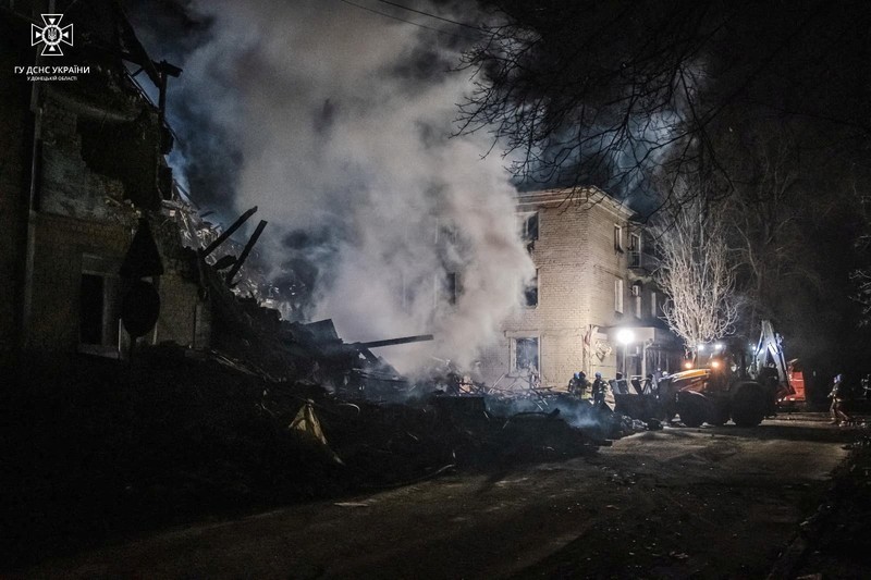 Tim penyelamat bekerja di lokasi bangunan tempat tinggal yang rusak berat akibat serangan rudal Rusia, di tengah serangan Rusia ke Ukraina, di kota Novohryhorivka, wilayah Donetsk, Ukraina 30 November 2023. Tim penyelamat bekerja di lokasi bangunan tempat tinggal yang rusak berat akibat serangan rudal Rusia, di tengah serangan Rusia ke Ukraina, di kota Novohryhorivka, wilayah Donetsk, Ukraina 30 November 2023. (Press service of the State Emergency Service of Ukraine in Donetsk region/Handout via REUTERS)