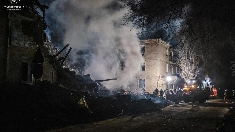 Tim penyelamat bekerja di lokasi bangunan tempat tinggal yang rusak berat akibat serangan rudal Rusia, di tengah serangan Rusia ke Ukraina, di kota Novohryhorivka, wilayah Donetsk, Ukraina 30 November 2023. (Press service of the State Emergency Service of Ukraine in Donetsk region/Handout via REUTERS)