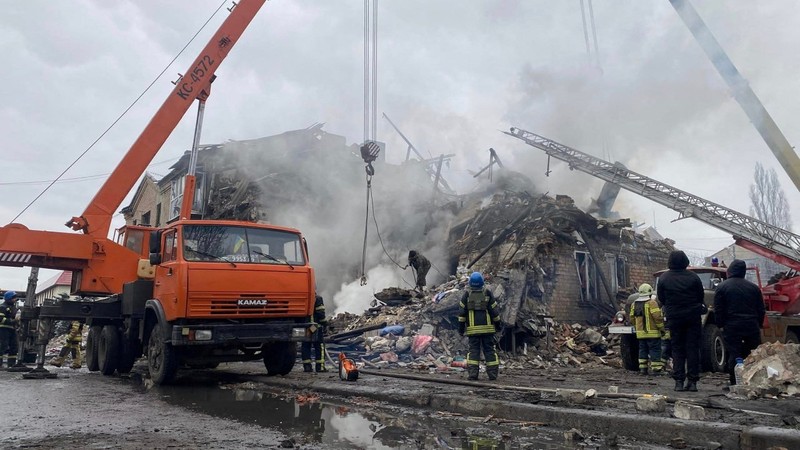 Tim penyelamat bekerja di lokasi bangunan tempat tinggal yang rusak berat akibat serangan rudal Rusia, di tengah serangan Rusia ke Ukraina, di kota Novohryhorivka, wilayah Donetsk, Ukraina 30 November 2023. Tim penyelamat bekerja di lokasi bangunan tempat tinggal yang rusak berat akibat serangan rudal Rusia, di tengah serangan Rusia ke Ukraina, di kota Novohryhorivka, wilayah Donetsk, Ukraina 30 November 2023. (Press service of the State Emergency Service of Ukraine in Donetsk region/Handout via REUTERS)