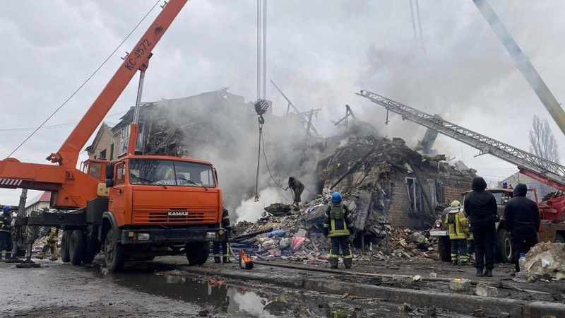 Tim penyelamat bekerja di lokasi bangunan tempat tinggal yang rusak berat akibat serangan rudal Rusia, di tengah serangan Rusia ke Ukraina, di kota Novohryhorivka, wilayah Donetsk, Ukraina 30 November 2023. (Press service of the State Emergency Service of Ukraine in Donetsk region/Handout via REUTERS)
