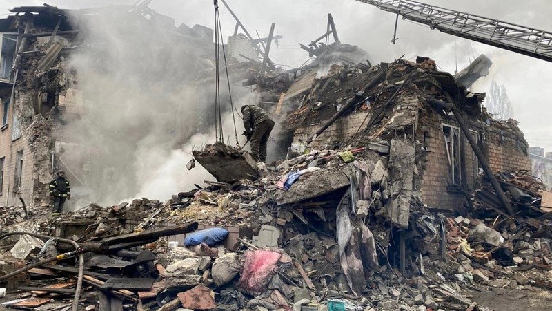Tim penyelamat bekerja di lokasi bangunan tempat tinggal yang rusak berat akibat serangan rudal Rusia, di tengah serangan Rusia ke Ukraina, di kota Novohryhorivka, wilayah Donetsk, Ukraina 30 November 2023. (Press service of the State Emergency Service of Ukraine in Donetsk region/Handout via REUTERS)