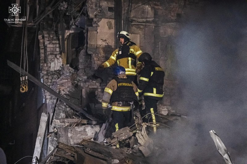 Tim penyelamat bekerja di lokasi bangunan tempat tinggal yang rusak berat akibat serangan rudal Rusia, di tengah serangan Rusia ke Ukraina, di kota Novohryhorivka, wilayah Donetsk, Ukraina 30 November 2023. Tim penyelamat bekerja di lokasi bangunan tempat tinggal yang rusak berat akibat serangan rudal Rusia, di tengah serangan Rusia ke Ukraina, di kota Novohryhorivka, wilayah Donetsk, Ukraina 30 November 2023. (Press service of the State Emergency Service of Ukraine in Donetsk region/Handout via REUTERS)
