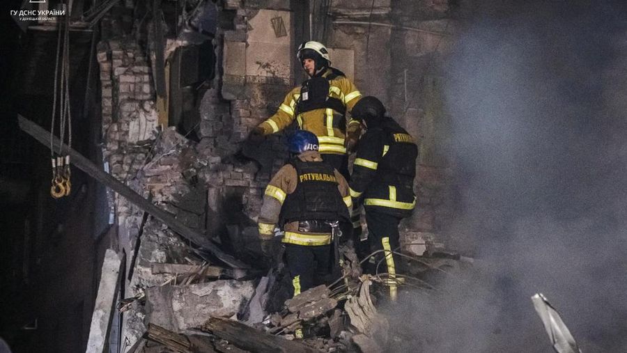 Tim penyelamat bekerja di lokasi bangunan tempat tinggal yang rusak berat akibat serangan rudal Rusia, di tengah serangan Rusia ke Ukraina, di kota Novohryhorivka, wilayah Donetsk, Ukraina 30 November 2023. (Press service of the State Emergency Service of Ukraine in Donetsk region/Handout via REUTERS)