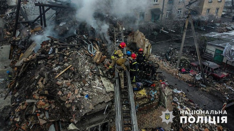 Tim penyelamat bekerja di lokasi bangunan tempat tinggal yang rusak berat akibat serangan rudal Rusia, di tengah serangan Rusia ke Ukraina, di kota Novohryhorivka, wilayah Donetsk, Ukraina 30 November 2023. (Press service of the State Emergency Service of Ukraine in Donetsk region/Handout via REUTERS)