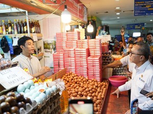 Tinjau Harga Bapok di Pasar Induk Senen, Mendag: Telur & Ayam Stabil