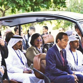 Intip Gaya Jokowi 'Nebeng' Mobil Buggy di COP28 Dubai UEA