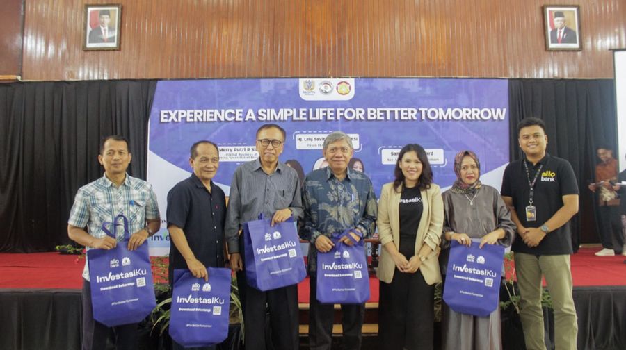 Allo Bank dan InvestasiKu bersama Himpunan Mahasiswa Manajemen dan Himpunan Mahasiswa Akuntansi Universitas Koperasi Indonesia (IKOPIN University) mengadakan literasi keuangan di lingkungan Kampus IKOPIN Indonesia. Berlangsung pada hari Selasa, 28 November 2023, acara ini dihadiri lebih dari 150 mahasiswa yang berasal dari Jurusan Akuntansi dan Manajemen. (Dok: InvestasiKu)