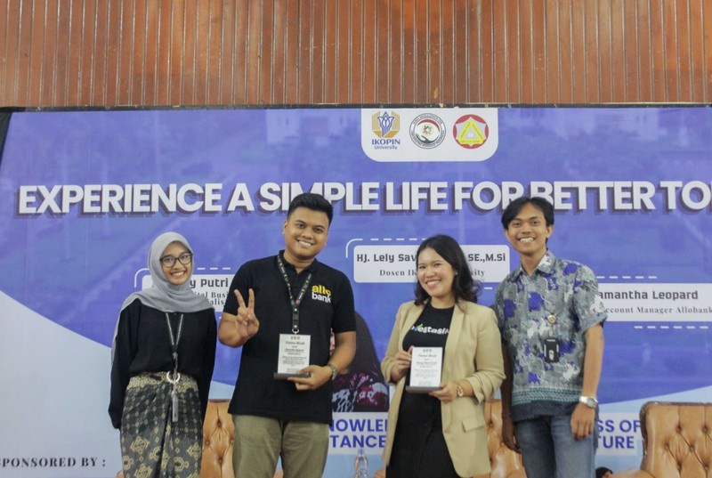 Allo Bank dan InvestasiKu bersama Himpunan Mahasiswa Manajemen dan Himpunan Mahasiswa Akuntansi Universitas Koperasi Indonesia (IKOPIN University) mengadakan literasi keuangan di lingkungan Kampus IKOPIN Indonesia. Berlangsung pada hari Selasa, 28 November 2023, acara ini dihadiri lebih dari 150 mahasiswa yang berasal dari Jurusan Akuntansi dan Manajemen. (Dok: InvestasiKu) Allo Bank dan InvestasiKu bersama Himpunan Mahasiswa Manajemen dan Himpunan Mahasiswa Akuntansi Universitas Koperasi Indonesia (IKOPIN University) mengadakan literasi keuangan di lingkungan Kampus IKOPIN Indonesia. Berlangsung pada hari Selasa, 28 November 2023, acara ini dihadiri lebih dari 150 mahasiswa yang berasal dari Jurusan Akuntansi dan Manajemen. (Dok: InvestasiKu)