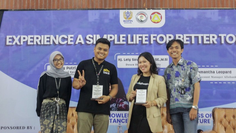 Allo Bank dan InvestasiKu bersama Himpunan Mahasiswa Manajemen dan Himpunan Mahasiswa Akuntansi Universitas Koperasi Indonesia (IKOPIN University) mengadakan literasi keuangan di lingkungan Kampus IKOPIN Indonesia. Berlangsung pada hari Selasa, 28 November 2023, acara ini dihadiri lebih dari 150 mahasiswa yang berasal dari Jurusan Akuntansi dan Manajemen. (Dok: InvestasiKu)