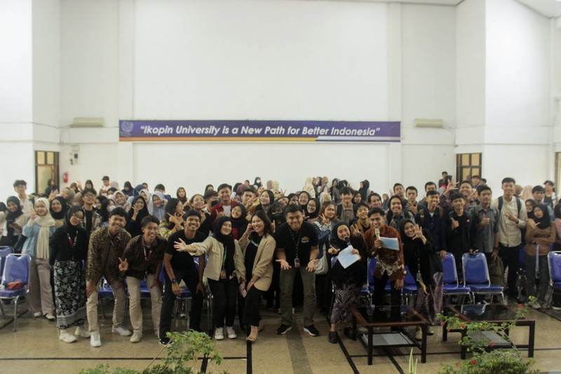 Allo Bank dan InvestasiKu bersama Himpunan Mahasiswa Manajemen dan Himpunan Mahasiswa Akuntansi Universitas Koperasi Indonesia (IKOPIN University) mengadakan literasi keuangan di lingkungan Kampus IKOPIN Indonesia. Berlangsung pada hari Selasa, 28 November 2023, acara ini dihadiri lebih dari 150 mahasiswa yang berasal dari Jurusan Akuntansi dan Manajemen. (Dok: InvestasiKu) Allo Bank dan InvestasiKu bersama Himpunan Mahasiswa Manajemen dan Himpunan Mahasiswa Akuntansi Universitas Koperasi Indonesia (IKOPIN University) mengadakan literasi keuangan di lingkungan Kampus IKOPIN Indonesia. Berlangsung pada hari Selasa, 28 November 2023, acara ini dihadiri lebih dari 150 mahasiswa yang berasal dari Jurusan Akuntansi dan Manajemen. (Dok: InvestasiKu)