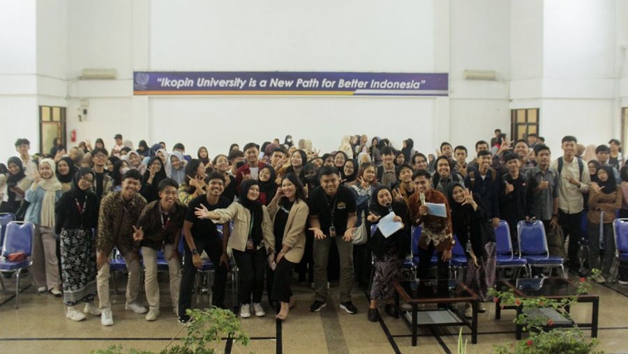 Allo Bank dan InvestasiKu bersama Himpunan Mahasiswa Manajemen dan Himpunan Mahasiswa Akuntansi Universitas Koperasi Indonesia (IKOPIN University) mengadakan literasi keuangan di lingkungan Kampus IKOPIN Indonesia. Berlangsung pada hari Selasa, 28 November 2023, acara ini dihadiri lebih dari 150 mahasiswa yang berasal dari Jurusan Akuntansi dan Manajemen. (Dok: InvestasiKu)