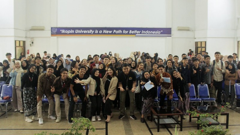 Allo Bank dan InvestasiKu bersama Himpunan Mahasiswa Manajemen dan Himpunan Mahasiswa Akuntansi Universitas Koperasi Indonesia (IKOPIN University) mengadakan literasi keuangan di lingkungan Kampus IKOPIN Indonesia. Berlangsung pada hari Selasa, 28 November 2023, acara ini dihadiri lebih dari 150 mahasiswa yang berasal dari Jurusan Akuntansi dan Manajemen. (Dok: InvestasiKu)