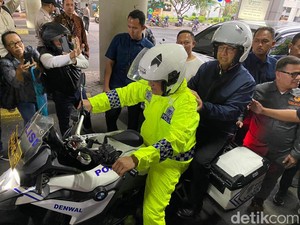 Anies Nebeng Motor Patwal Hadiri Haul KH Noer Ali di Bekasi
