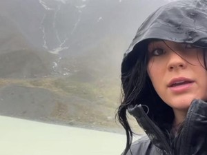 Pendaki Cewek Ngamuk Jaket Waterproofnya Basah, eh Langsung Diganti Baru